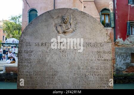 Un gros plan d'une pierre avec les règles concernant la vie quotidienne des Vénitiens inscrits sur elle à Venise, Italie Banque D'Images