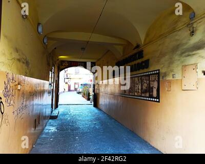 Cracovie, Pologne - 12 octobre 2019 : passage médiéval voûté vers la place du commerce de la vieille ville de cracovie avec des photos accrochées au mur Banque D'Images