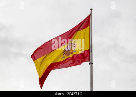 Drapeau de l'Espagne sur le ciel blanc. Banque D'Images