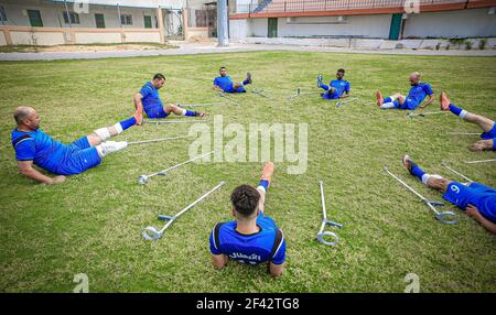 Gaza, la bande de Gaza, Palestine. 18 mars 2021. Les joueurs de football amputés palestiniens participent à la ligue de football des jeunes amputés palestiniens, organisée sous les auspices de la Croix-Rouge à Gaza le 18 mars 2021. Plusieurs des enfants participants ont perdu leurs membres au cours des conflits armés entre Palestiniens et Israéliens près de la frontière de la bande de Gaza. Credit: Abed Alrahman Alkahlout/Quds Net News/ZUMA Wire/Alay Live News Banque D'Images