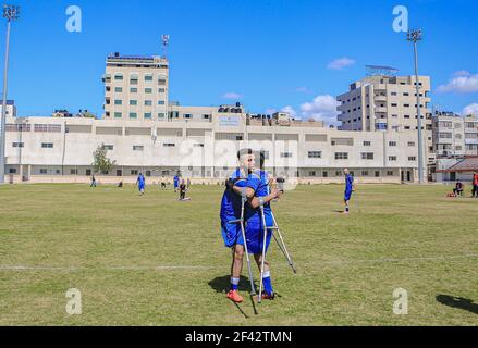 Gaza, la bande de Gaza, Palestine. 18 mars 2021. Les joueurs de football amputés palestiniens participent à la ligue de football des jeunes amputés palestiniens, organisée sous les auspices de la Croix-Rouge à Gaza le 18 mars 2021. Plusieurs des enfants participants ont perdu leurs membres au cours des conflits armés entre Palestiniens et Israéliens près de la frontière de la bande de Gaza. Credit: Abed Alrahman Alkahlout/Quds Net News/ZUMA Wire/Alay Live News Banque D'Images