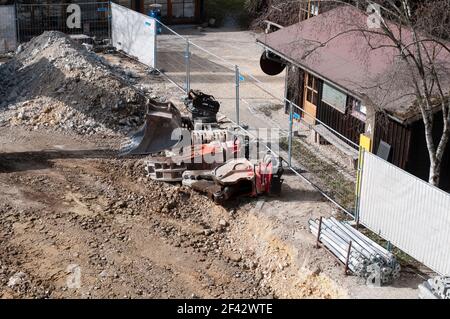 vue sur un chantier de construction avec brise-béton et creuseur seaux posés sur le sol Banque D'Images