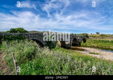 Vieux pont en pierre historique à Idanha a Velha, Portugal Banque D'Images