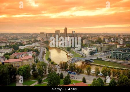 Magnifique panorama d'été de la vieille ville de Vilnius prise de la colline de Gediminas. Beau coucher de soleil dans la capitale de la Lituanie. Banque D'Images