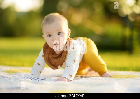 Mignon petit garçon de cinq mois qui bascule d'avant en arrière sur les mains et les genoux. Bébé au sol. Mignon petit enfant apprendre à ramper. Banque D'Images