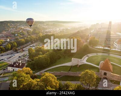 VILNIUS, LITUANIE - 20 AOÛT 2020 : des ballons d'air chaud colorés se délatent dans la vieille ville de Vilnius le matin ensoleillé de l'été. Beaucoup de gens surveillent Banque D'Images