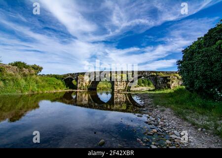 Vieux pont en pierre historique à Idanha a Velha, Portugal Banque D'Images