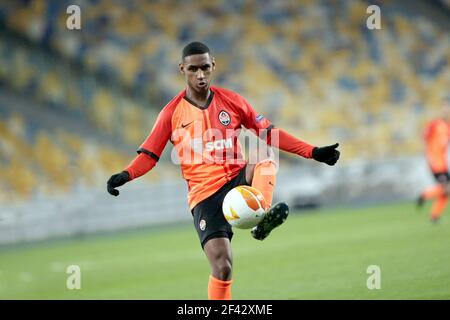 Non exclusif: KIEV, UKRAINE - 18 MARS 2021 - Tete du FC Shakhtar Donetsk lance le ballon lors de l'UEFA Europa League Round du 16 2e le Banque D'Images