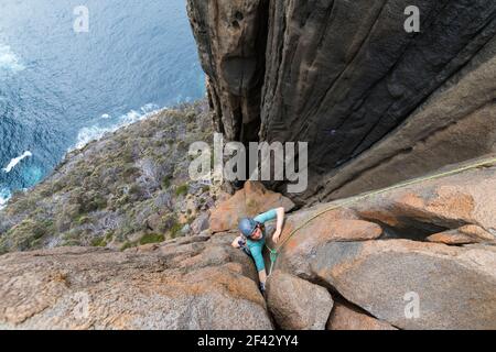 Une aventurière et une rockclimber se promènèrent sur les falaises dollerites de Cape Raoul, Tasmanie, Australie. Banque D'Images