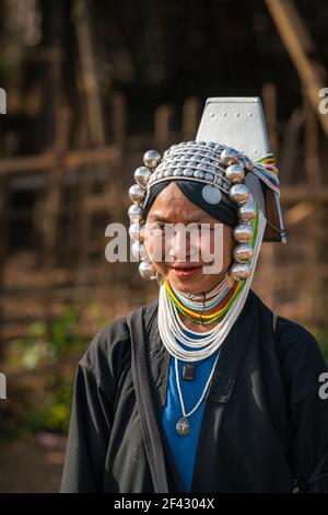 Portrait d'une femme âgée souriante de la tribu Akha près de Kengtung, au Myanmar Banque D'Images