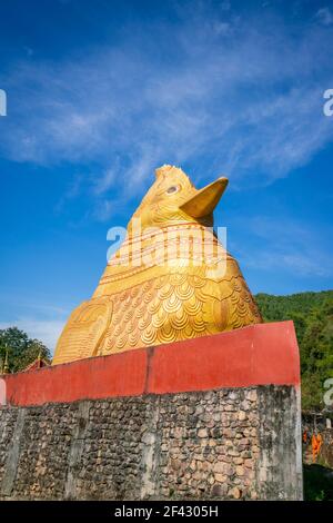 Grande statue dorée de poulet au monastère Ko Yin Lay, Kengtung Myanmar Banque D'Images