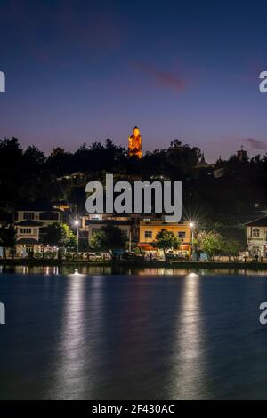 Statue de Bouddha au-dessus du lac Nong Tung la nuit, Kengtung, Myanmar Banque D'Images