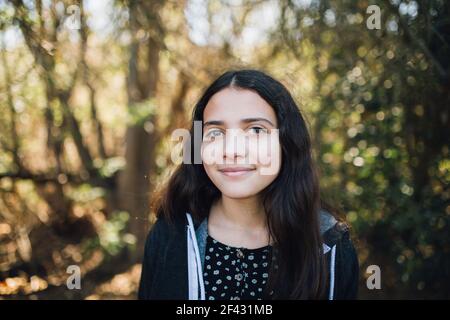 Portrait extérieur d'UNE jeune fille de Teen avec UN doux Smile à bouche fermée Banque D'Images