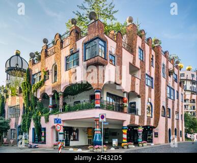 'Die Grüne Zitadelle' ou la Citadelle verte de Magdebourg, un grand bâtiment rose de style architectural moderne conçu par Friedensreich Hundertwasse Banque D'Images