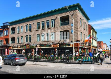 Ottawa, Canada – le 17 mars 2021 : une foule beaucoup plus petite que d'habitude, en raison des restrictions de Covid-19, célèbre la Saint-Patrick au populaire irlandais Banque D'Images