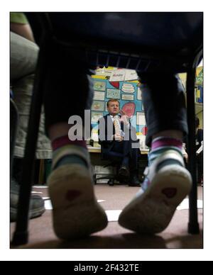 Charles Kennedy sur la piste électorale visite Weston Park École primaire dans le nord de Londres et répond aux questions de Children.pic David Sandison 27/4/2005 Banque D'Images