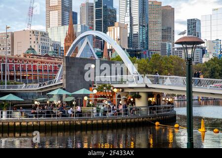 Centre-ville de Melbourne et rivière yarra au coucher du soleil, les personnes dînant dans un restaurant au-dessous du pont evan Walker, Victoria, Australie Banque D'Images