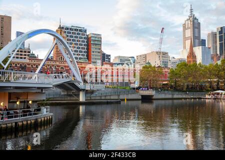 Centre-ville de Melbourne au coucher du soleil avec la Yarra River et Evan Walker, pont piétonnier, Melbourne, Australie Banque D'Images