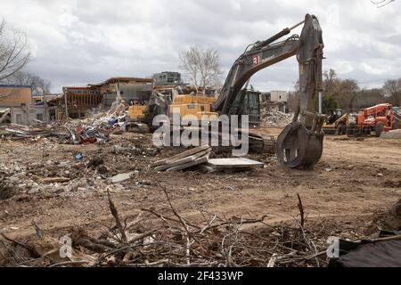 Austin, TX USA 17 mars 2021 : l'équipe de démolition déchire l'ancienne école Ann Richards pour jeunes femmes leaders pour faire place à de nouveaux terrains d'athlétisme. La nouvelle école Ann Richards a été construite sur les anciens terrains de sport et a ouvert ses portes en janvier 2021. ©Bob Daemmrich Banque D'Images