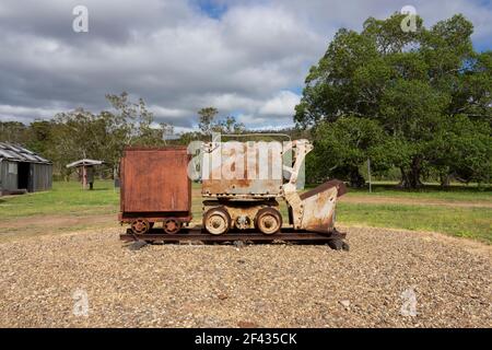 Vue sur les machines anciennes d'une ville minière historique abandonnée de Mount Britton, dans le centre du Queensland, en Australie. Banque D'Images