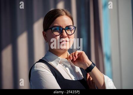 Femme d'affaires confiante patron debout dans un bureau moderne portant des lunettes, femme leader, propriétaire d'entreprise pensant à la réussite future, la planification de nouveaux opp Banque D'Images