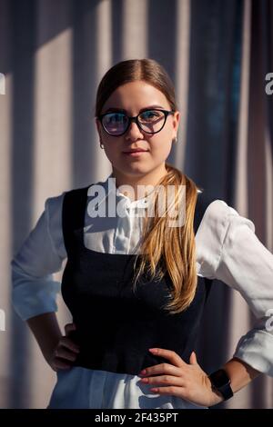 Femme d'affaires confiante patron debout dans un bureau moderne portant des lunettes, femme leader, propriétaire d'entreprise pensant à la réussite future, la planification de nouveaux opp Banque D'Images