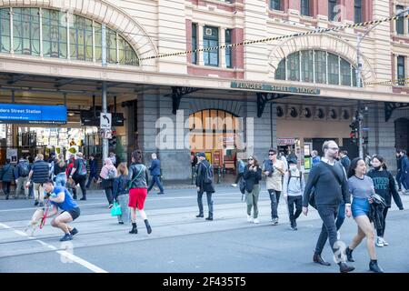 Centre-ville de Melbourne personnes en direction de la gare de Flinders Street Pour prendre un train à la maison, Melbourne, Australie Banque D'Images