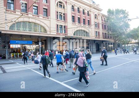 Centre-ville de Melbourne personnes en direction de la gare de Flinders Street Pour prendre un train à la maison, Melbourne, Australie Banque D'Images