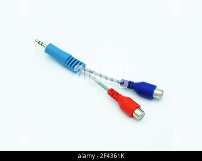 Adaptateur audio stéréo jack phono mâle vers RCA femelle à deux voies isolé sur fond blanc, séparateur Banque D'Images