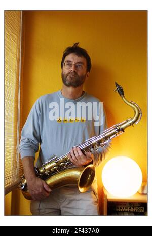 Tim Whitehead joue le sax chez lui à Ham, Richmond.pic David Sandison 8/10/03 Banque D'Images