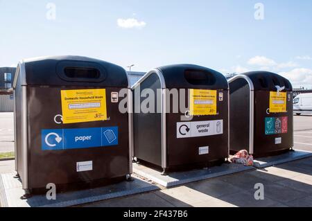 Grands bacs à déchets pour boîtes en papier en plastique verre mélangé et les déchets généraux situés en face d'un grand bloc de Appartements Blackpool Lancashire Angleterre Banque D'Images