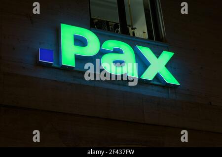 Lugano, Tessin, Suisse - 14 janvier 2021 : panneau lumineux d'assurance Pax accroché à un bâtiment de Lugano, Suisse. PAX est une assurance vie suisse Banque D'Images