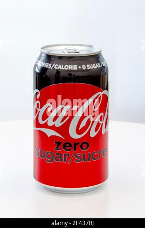 Calgary, Alberta, Canada. 13 mars 2021. Une canette de Coca Cola Zero sur fond blanc. Banque D'Images