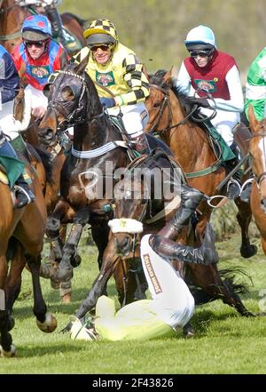 GRANDE RÉUNION NATIONALE À AINTREE 1ER JOUR. LES CHASSEURS DE RENARDS CHASE AU 2ÈME. 7/4/2005 PHOTO DAVID ASHDOWNRACING Banque D'Images