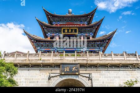 Tour Wuhua Lou vue panoramique et ciel bleu dans la vieille ville de Dali Yunnan Chine (traduction: Tour Dali Wuhua ) Banque D'Images