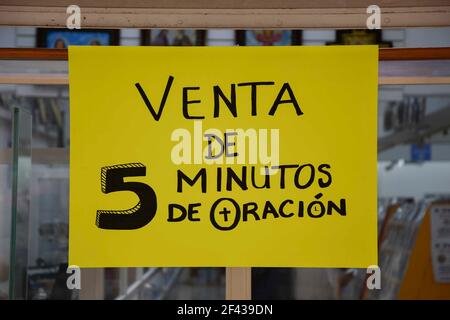 Toluca, Mexique. 18 mars 2021. TOLUCA, MEXIQUE MARS 18: Un signe avec l'écrit "la vie de 5 minutes de prière" pendant la confessionnelle extérieure au temple de Santa Veracruz, comme protocoles de sécurité pour prévenir de nouvelles infections Covid. Le 18 mars 2021 à Toluca, Mexique. (Photo d'Eyepix/Sipa USA) crédit: SIPA USA/Alay Live News Banque D'Images