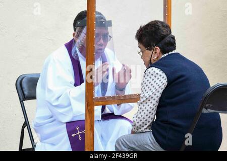 Toluca, Mexique. 18 mars 2021. TOLUCA, MEXIQUE MARS 18: Un prêtre, écoute une confession d'un fidèle pendant la confessionnelle extérieure au temple de Santa Veracruz, comme protocoles de sécurité pour prévenir de nouvelles infections Covid. Le 18 mars 2021 à Toluca, Mexique. (Photo d'Eyepix/Sipa USA) crédit: SIPA USA/Alay Live News Banque D'Images