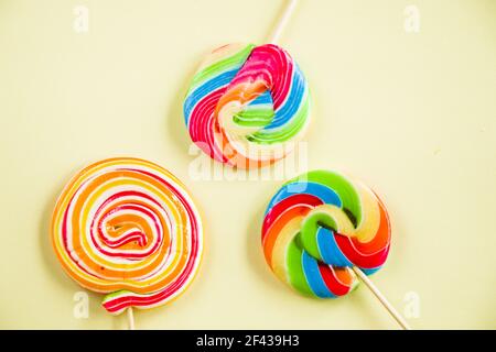 Vue de dessus de trois bornes tordues sur la lumière arrière-plan Banque D'Images