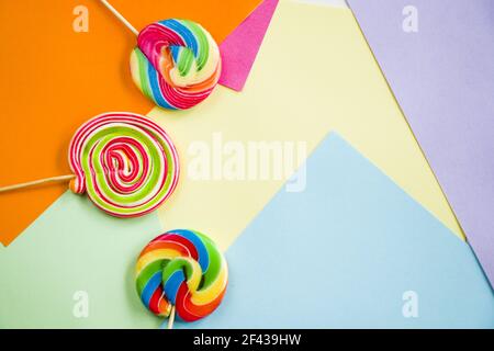 Une vue de dessus de trois lyphes colorés sur le multicolore arrière-plan Banque D'Images