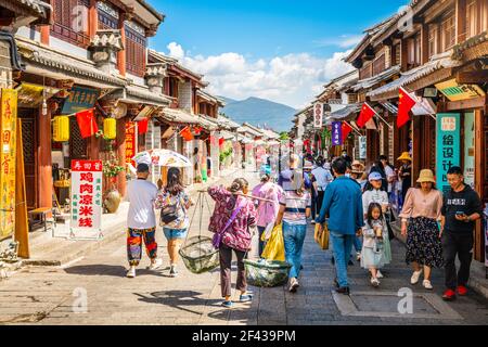 Dali Chine , 5 octobre 2020 : vue sur la rue de la vieille ville de Dali avec des maisons anciennes et des habitants de Dali Yunnan Chine Banque D'Images