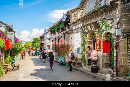 Dali Chine , 5 octobre 2020 : vue sur la rue de la vieille ville de Dali avec des maisons anciennes dans Dali Yunnan Chine Banque D'Images