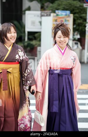 Deux jeunes femmes japonaises traversant la route au parc Yoyogi, Tokyo, Japon Banque D'Images