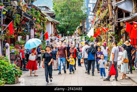 Dali Chine , 5 octobre 2020 : vue sur la rue colorée bourrée de touristes dans la ville ancienne de Dali Yunnan Chine Banque D'Images