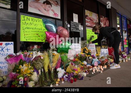 Acworth, GA, États-Unis. 18 mars 2021. Un visiteur arrange des fleurs à l'extérieur du salon de massage de YoungÃs pour un mémorial aux bougies des femmes asiatiques tuées par balle par des blessures mardi. Credit: Robin Rayne/ZUMA Wire/Alay Live News Banque D'Images