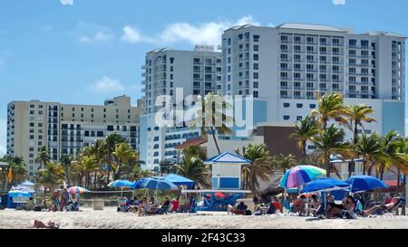 Stand de sauveteurs entouré de parasols de plage colorés sur Dania Beach, fort Lauderdale, Floride, États-Unis Banque D'Images