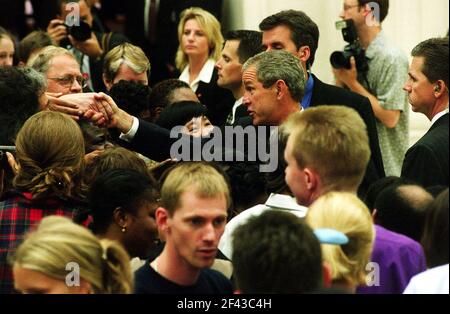 LE président AMÉRICAIN George Bush serre la main avec des membres du public lors de sa visite au British Museum à Londres le jeudi 19 juillet 2001. Le président est sa première visite dans la capitale britannique, et allait plus tard déjeuner avec la reine Elizabeth II de Grande-Bretagne et s'entretenir avec le Premier ministre Tony Blair. Voir PA Story POLITICS Bush. Photo PA : Tom Pilston/The Independent ROTA Banque D'Images