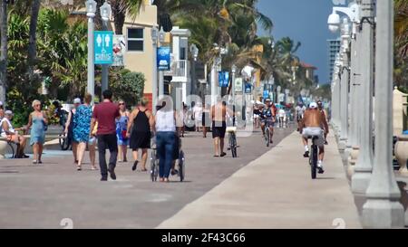 Touristes sur la promenade du front de mer sur Dania Beach, fort Lauderdale, Floride, États-Unis Banque D'Images