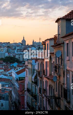 Coucher de soleil sur Lisbonne, avec le dôme de la basilique da Estrela (église principale de Lisbonne) dominant la ville - le Portugal Banque D'Images