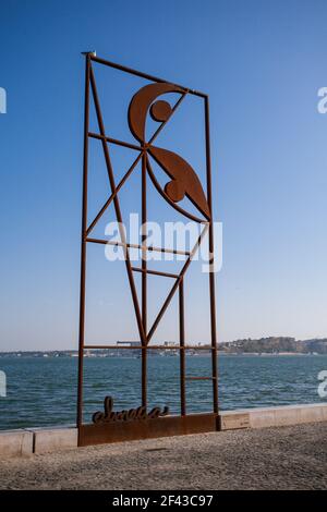 Sculpture en fer de l'artiste portugais d'avant-garde Almada Negreiros, située sur la promenade de la rive nord du Tage, Lisbonne, Portugal Banque D'Images
