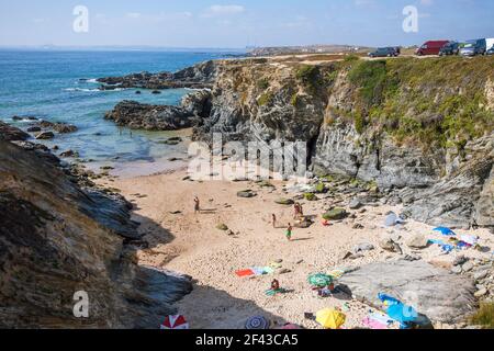 Vacanciers profitant du soleil sur la Praia do Cerro da Aguia, Porto Covo, Alentejo, Portugal Banque D'Images